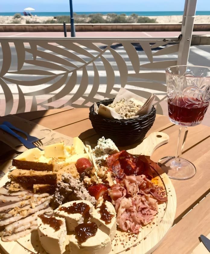 Vista mágica al mar con copa de vino – Vue magique sur la mer avec un verre de vin – Magical sea view with a glass of wine