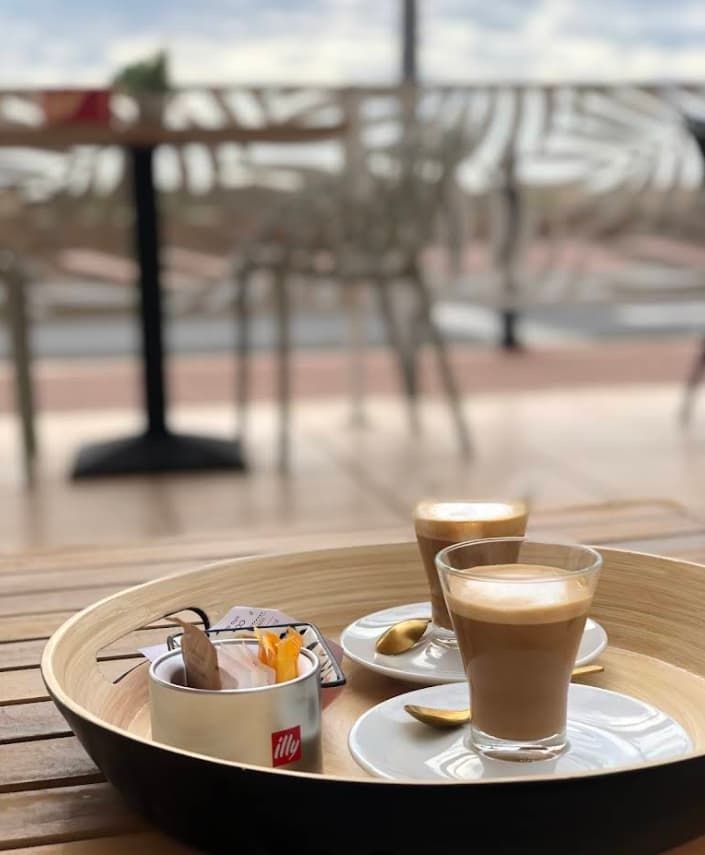 Café auténtico de desayuno sin montaje – Café du matin sans mise en scène – Authentic breakfast coffee with no filter