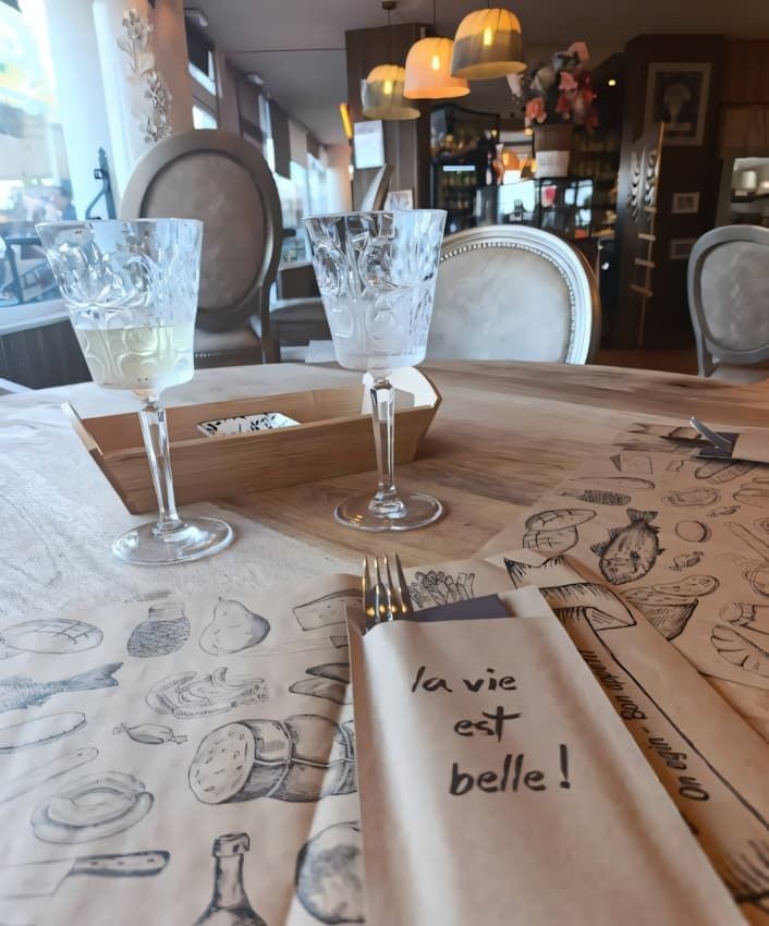 Detalle de servilleta con mensaje "La vie est belle" – Serviette décorative avec message “La vie est belle” – Napkin detail with “La vie est belle” quote