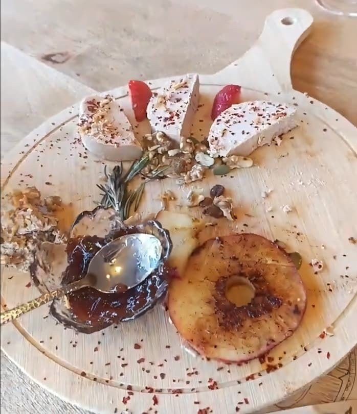 Tabla de quesos con cebolla confitada y piña – Plateau de fromages avec oignons confits et ananas – Cheese board with caramelized onion and pineapple