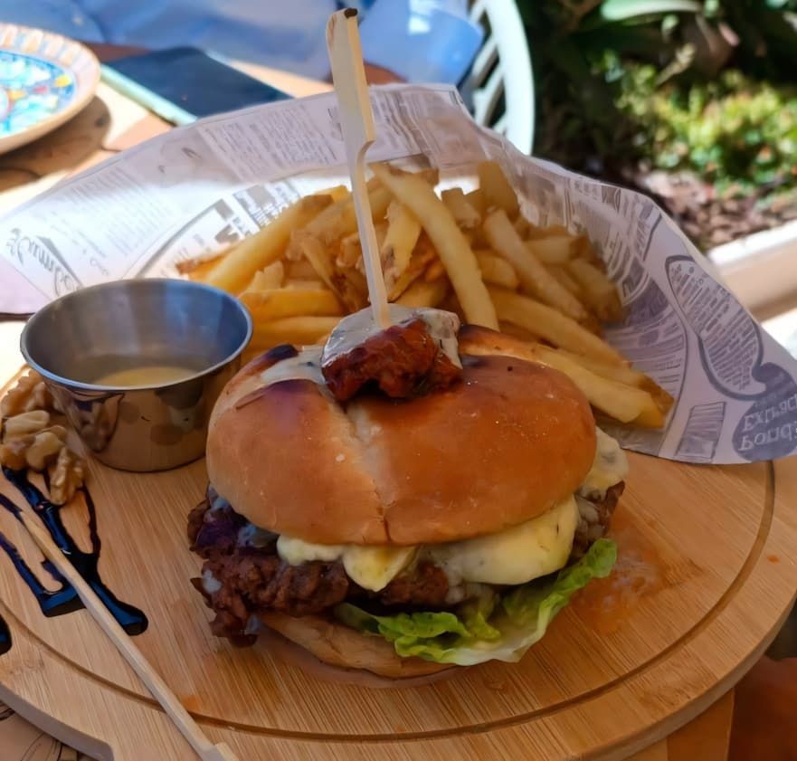 Hamburguesa casera con patatas crujientes – Burger maison avec frites croustillantes – Homemade burger with crispy fries