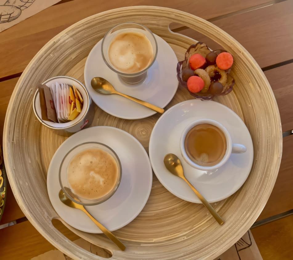 Café con postres dulces y macarons – Café avec douceurs sucrées et macarons – Coffee with sweet treats and macarons